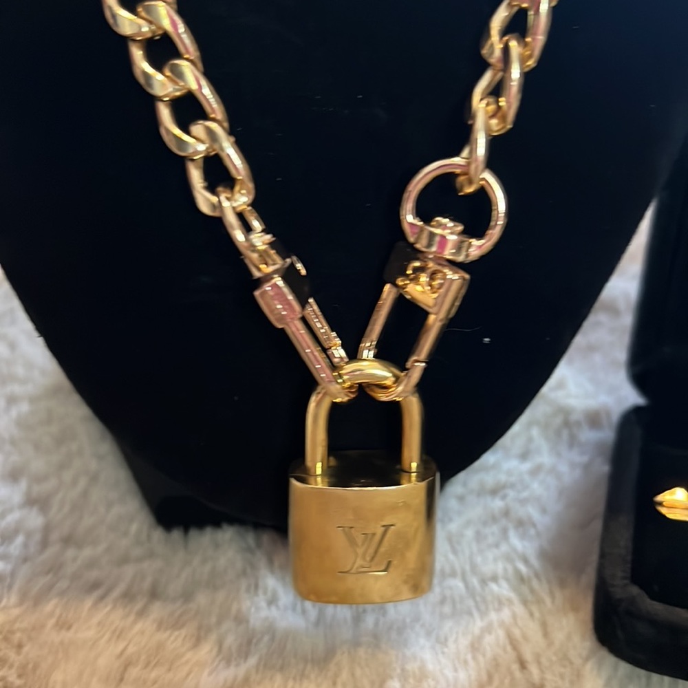 LV lock & key # 317 comes W/ 2 unbranded chain in a gift box Price Is Firm - Picture 2 of 12